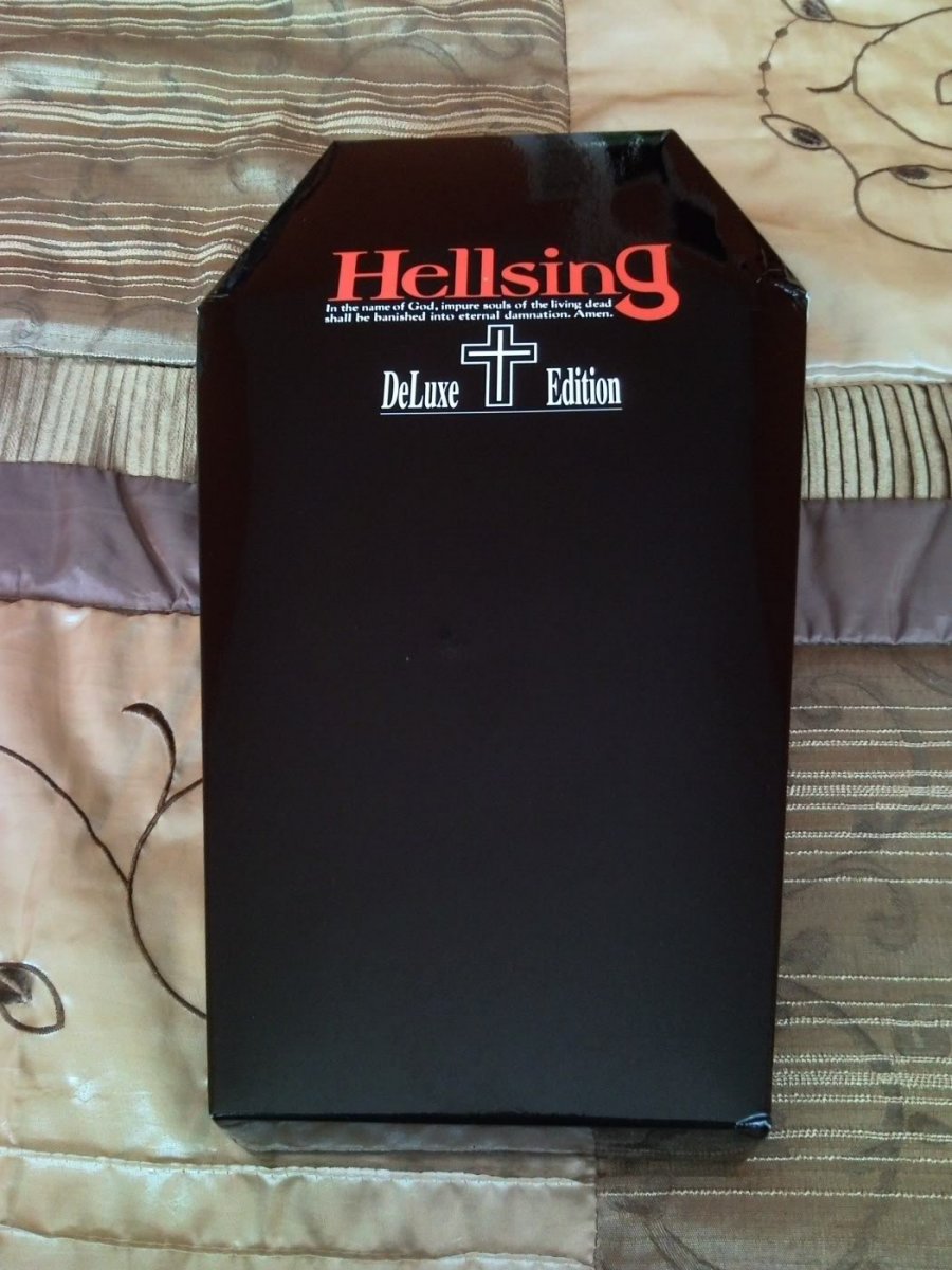 Hellsing Deluxe Edition Italia (1).jpg