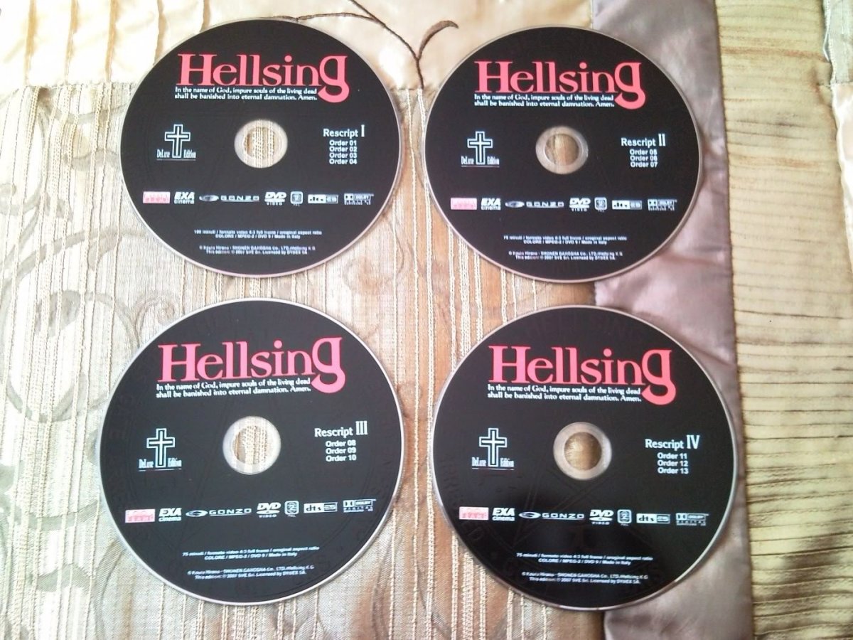 Hellsing Deluxe Edition Italia (10).jpg