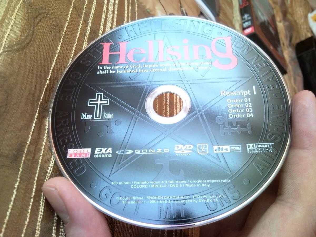 Hellsing Deluxe Edition Italia (12).jpg