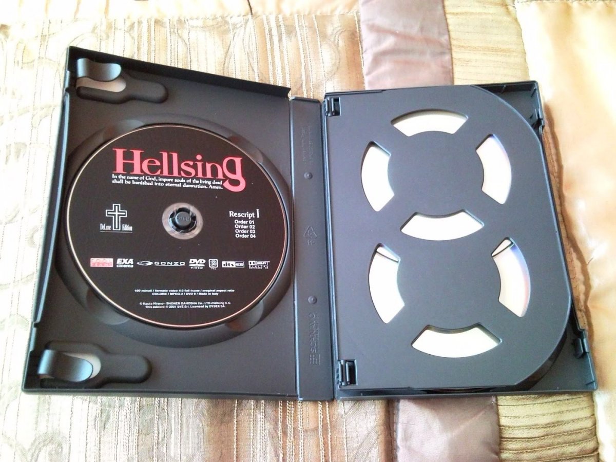 Hellsing Deluxe Edition Italia (8).jpg