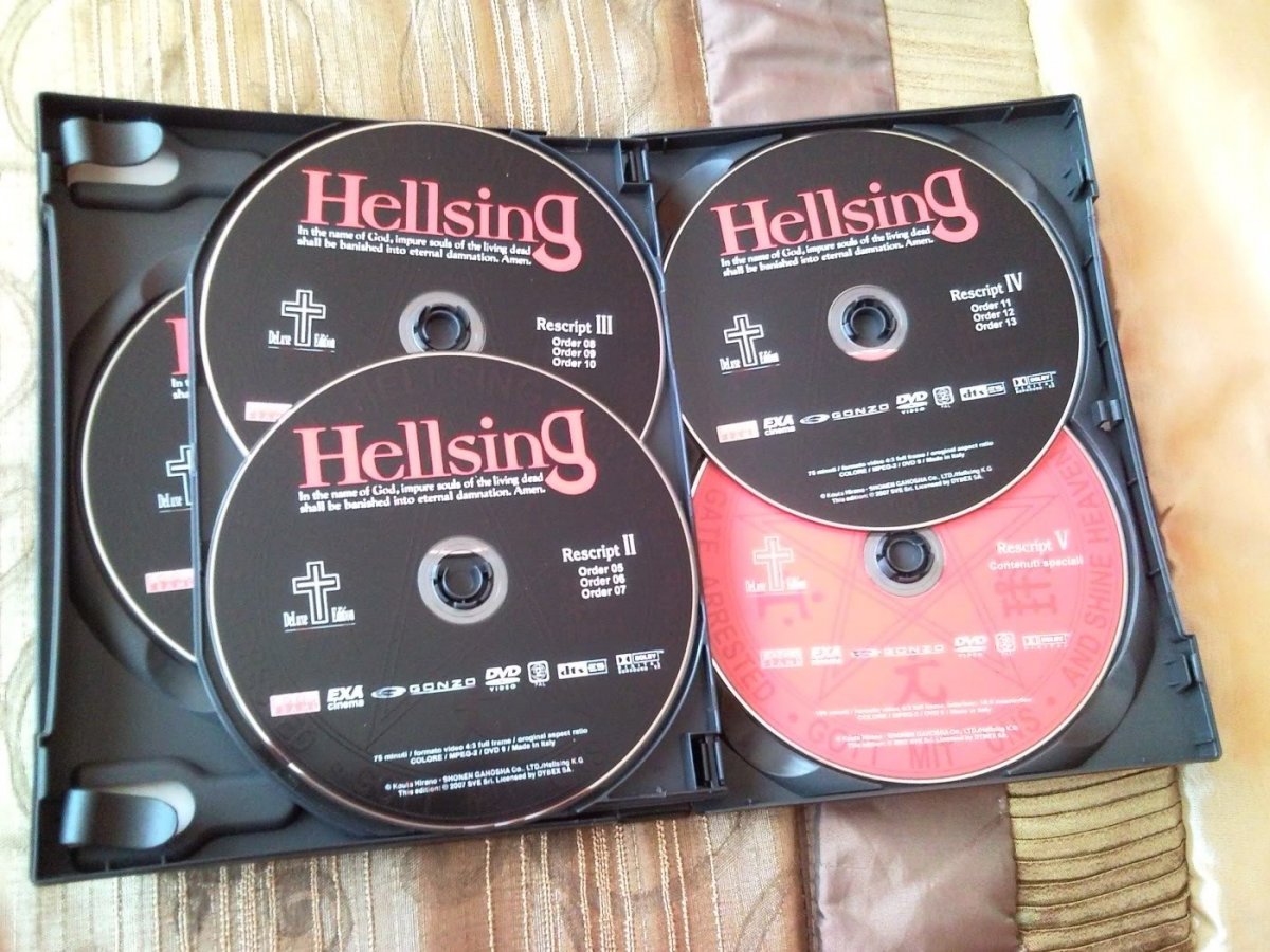 Hellsing Deluxe Edition Italia (9).jpg